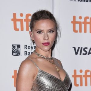 Scarlett Johansson à la première de JoJo Rabbit au théâtre Winter Garden lors du Festival International du Film de Toronto 2019 au Canada, le 8 septembre 2019 