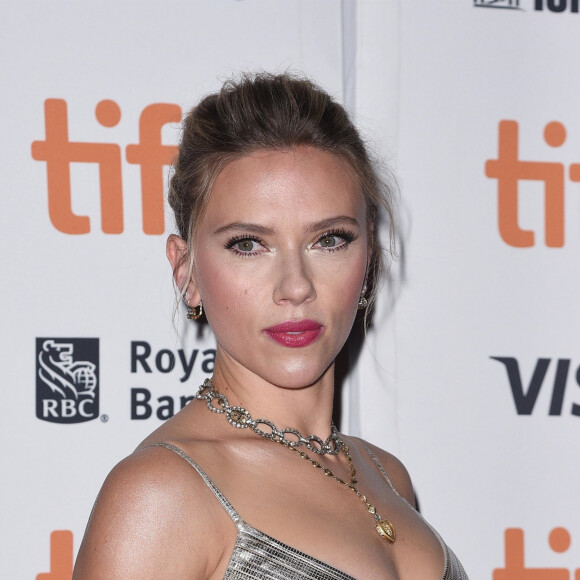Scarlett Johansson à la première de JoJo Rabbit au théâtre Winter Garden lors du Festival International du Film de Toronto 2019 au Canada, le 8 septembre 2019 