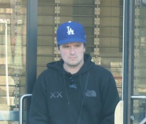 Exclusif - Josh Hutcherson est allé chercher de l'argent dans un distributeur à Los Angeles le 19 janvier 2023.