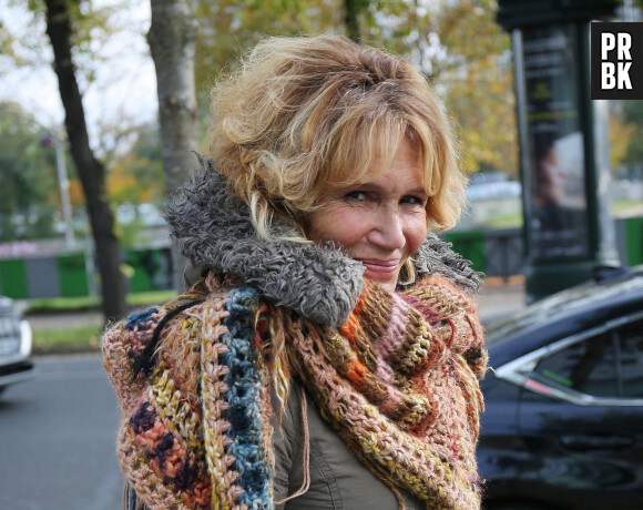 Exclusif - Clémentine Célarié à la sortie des studios de Radio France à Paris, le 26 octobre 2021.