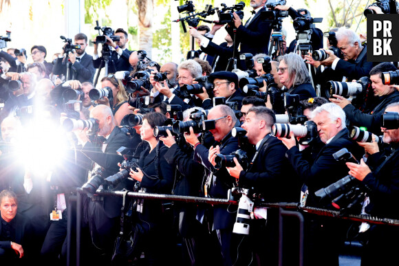 Sur Twitter, une jeune femme, Leah, s'est vue empêchée d'assister à la projection de Killers of the Flower Moon, le dernier Martin Scorsese où flamboient Leonardo Dicaprio et Robert De Niro. La raison ? Elle portait des baskets. Mais elle n'avait pas le choix : en raison de son handicap, elle ne peut porter que ça. 
Illustration photographes - Montée des marches du film "Coupez !" pour la cérémonie d'ouverture du 75ème Festival International du Film de Cannes. Le 17 mai 2022 © Dominique Jacovides / Bestimage