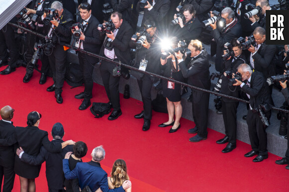 "Je trouve ca honteux", "ce n'est plus possible" : handicap, tapis rouge, discrimination, un énième bad buzz vient bousculer le Festival de Cannes sur Twitter ?
Les photographes - Montée des marches du film "Coupez !" pour la cérémonie d'ouverture du 75ème Festival International du Film de Cannes. Le 17 mai 2022 © Pool / Bestimage 