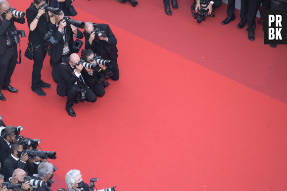 Effectivement, ses baskets sont des chaussures spécialement adaptées. Leah boite de la jambe droite, à cause d'une méningite à méningocoque et d'un AVC dont elle a été victime, relate la jeune femme. Sur Twitter, elle a poussé son coup de gueule.
illustration photographes - Montée des marches du film " OSS 117 : Alerte rouge en Afrique Noire " lors du 74ème Festival International du Film de Cannes. Le 17 juillet 2021