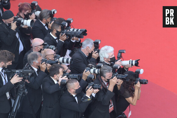 illustration photographes - Montée des marches du film « OSS 117 : Alerte rouge en Afrique Noire » lors du 74ème Festival International du Film de Cannes. Le 17 juillet 2021 