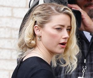 Amber Heard sort du tribunal, alors que le verdict du procès en diffamation qui l'oppose à Johnny Depp est tombé. Fairfax, le 1er juin 2022. L’actrice, qui s’était décrite comme une victime de violences conjugales dans une tribune publiée en 2018 par le « Washington Post », a été condamnée à verser quinze millions de dollars de dommages et intérêts à Johnny Depp pour diffamation. 