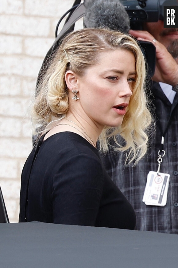 Amber Heard sort du tribunal, alors que le verdict du procès en diffamation qui l'oppose à Johnny Depp est tombé. Fairfax, le 1er juin 2022. L’actrice, qui s’était décrite comme une victime de violences conjugales dans une tribune publiée en 2018 par le « Washington Post », a été condamnée à verser quinze millions de dollars de dommages et intérêts à Johnny Depp pour diffamation. 