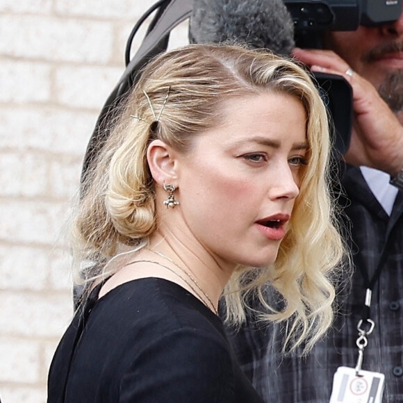 Amber Heard sort du tribunal, alors que le verdict du procès en diffamation qui l'oppose à Johnny Depp est tombé. Fairfax, le 1er juin 2022. L’actrice, qui s’était décrite comme une victime de violences conjugales dans une tribune publiée en 2018 par le « Washington Post », a été condamnée à verser quinze millions de dollars de dommages et intérêts à Johnny Depp pour diffamation. 