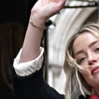 Festival de Cannes : sur le tapis rouge, on soutient Amber Heard face au sacre de Johnny Depp, t-shirts à l'appui