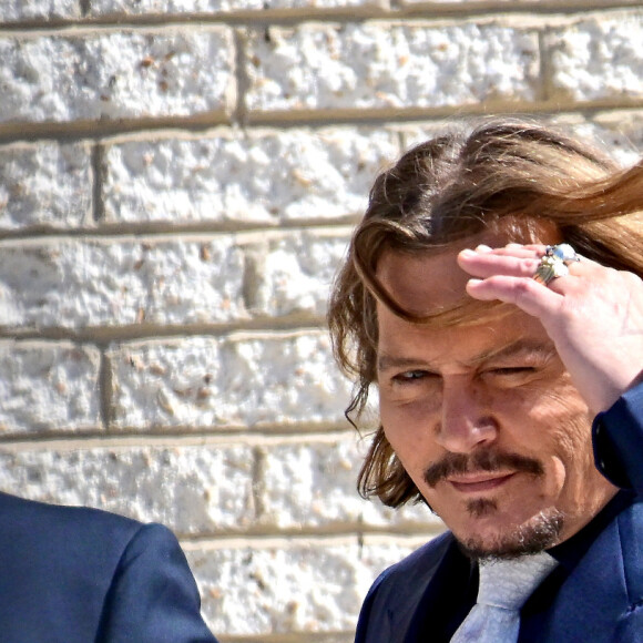 Info - Amber Heard renonce à faire appel de sa condamnation pour diffamation - Johnny Depp et Amber Heard à la sortie du tribunal à Fairfax le 12 avril 2022. Johnny Depp poursuit en diffamation son ex-épouse, Amber Heard, qui l’a accusé de violences conjugales. 