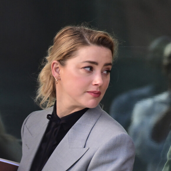 Johnny Depp et Amber Heard à la sortie du tribunal à Fairfax le 12 avril 2022. Johnny Depp poursuit en diffamation son ex-épouse, Amber Heard, qui l’a accusé de violences conjugales. 