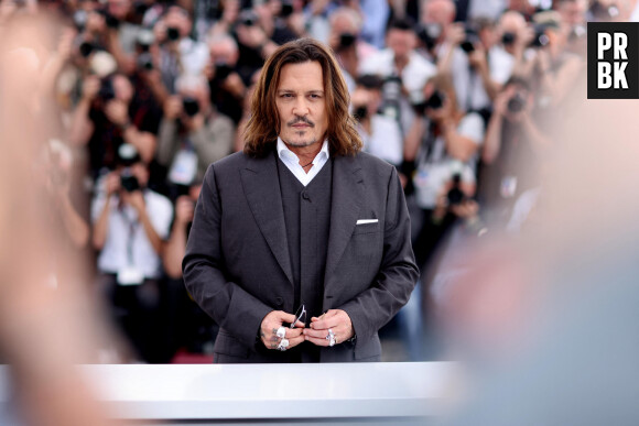 Pendant ce temps, le délégué général du festival Thierry Frémaux l'affirme sans bafouiller sur France 5 : "Je n'étais pas du tout au courant de l'affaire Depp/Heard, je dois être l'un des rares types sur cette planète d'ailleurs. Je ne me suis pas du tout intéressé à tout ça. De toute façon, qu'est-ce qui aurait pu faire qu'on ne présente pas ce film en ouverture ?".
Johnny Depp au photocall de "Jeanne du Barry" lors du 76ème Festival International du Film de Cannes, le 17 mai 2023. © Dominique Jacovides/Cyril Moreau/Bestimage 