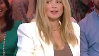 "Ah merde..." : Anne-Elisabeth Lemoine gaffe en balançant sur les coulisses, malaise pour Virginie Efira dans C à vous