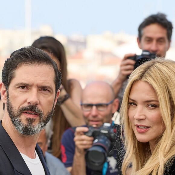 Virginie Efira (enceinte) et Melvil Poupaud au photocall de "L'amour et les forêts (just the two of us)" lors du 76ème Festival International du Film de Cannes, le 24 mai 2023. © Moreau/Jacovides/Bestimage 