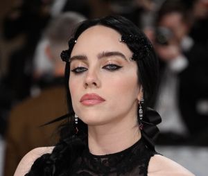 On saoule Billie Eilish quand elle porte des baggy, mais on la saoule aussi quand elle change complètement de look et opte pour des tons plus glam'. Résultat : la chanteuse veut juste qu'on la laisse tranquille. Et rappelle les bases le temps d'un sérieux coup de gueule. 
Billie Eilish - Les célébrités arrivent à la soirée du "MET Gala 2023" hommage au grand couturier Karl Lagerfeld au Metropolitan Museum of Art de New York City, New York, Etats-Unis, le 1er mai 2023.  