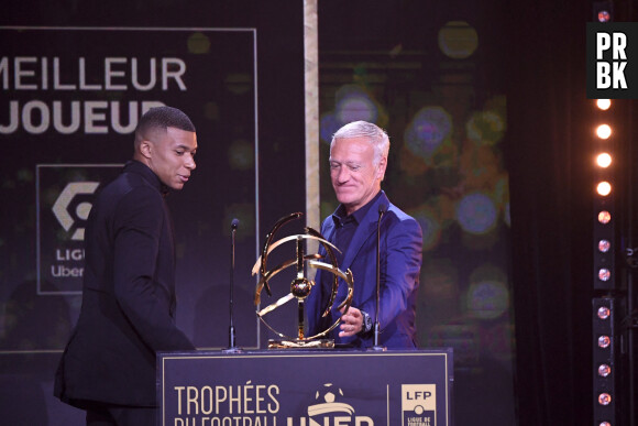 Didier Deschamps remet le trophée UNFP du meilleur joueur de Ligue 1 à Kylian Mbappé