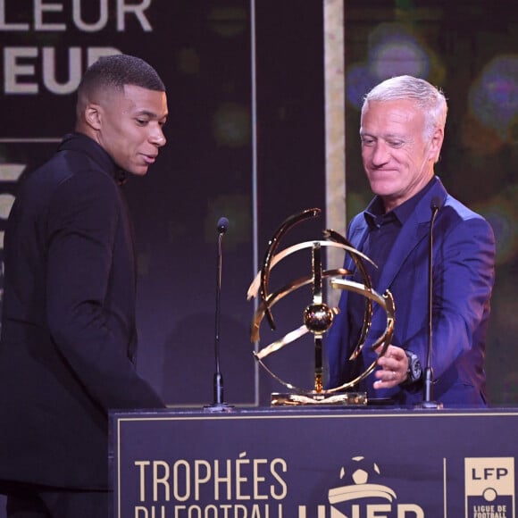 Didier Deschamps remet le trophée UNFP du meilleur joueur de Ligue 1 à Kylian Mbappé