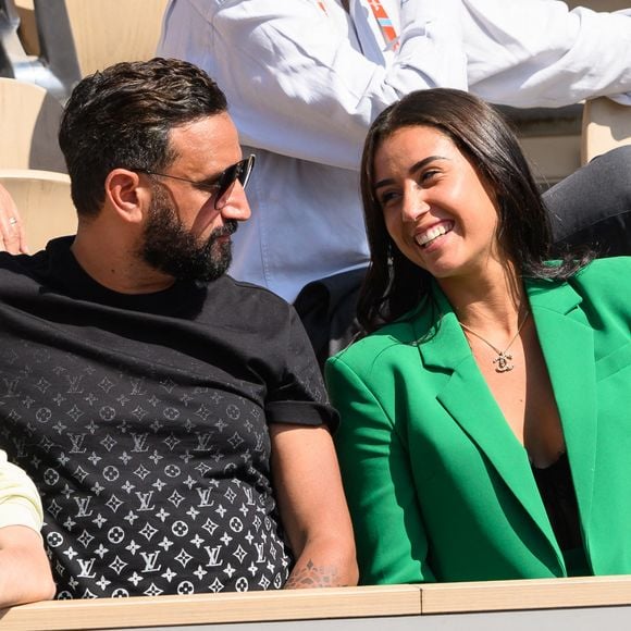 Cyril Hanouna et Lola Marandel dans les tribunes de Roland-Garros.