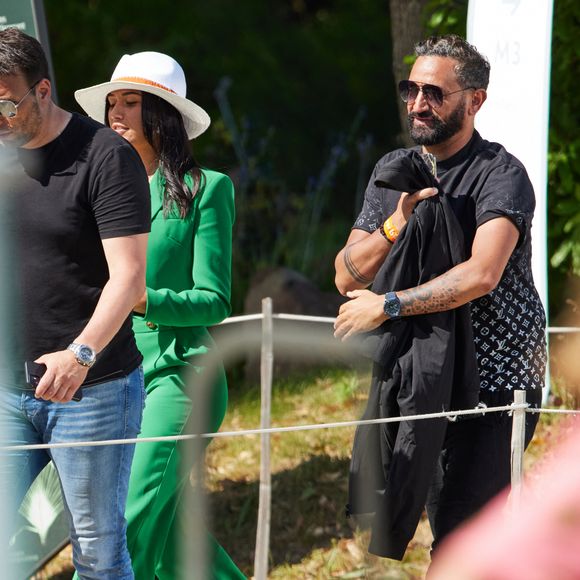 Cyril Hanouna et la joueuse de tennis française Lola Marandel, que l'on vient de lui présenter, avec Raymond Aabou lors des Internationaux de France de tennis de Roland-Garros 2023 à Paris, France, le 31 mai 2023. © Jacovides-Moreau/Bestimage