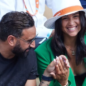 Cyril Hanouna et la joueuse de tennis française Lola Marandel, que l'on vient de lui présenter, en tribunes lors deuxième tour des Internationaux de France de tennis de Roland-Garros 2023 opposant Stanislas (Stan) Wawrinka à Thanasi Kokkinakis, à Paris, France, le 31 mai 2023. Lola est une amie du joueur de tennis Suisse Stanislas (Stan) Wawrinka. © Jacovides-Moreau/Bestimage