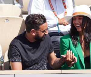 Cyril Hanouna et la joueuse de tennis française Lola Marandel en tribunes lors deuxième tour des Internationaux de France de tennis de Roland-Garros 2023 opposant Stanislas (Stan) Wawrinka à Thanasi Kokkinakis, à Paris, France, le 31 mai 2023. © Jacovides-Moreau/Bestimage