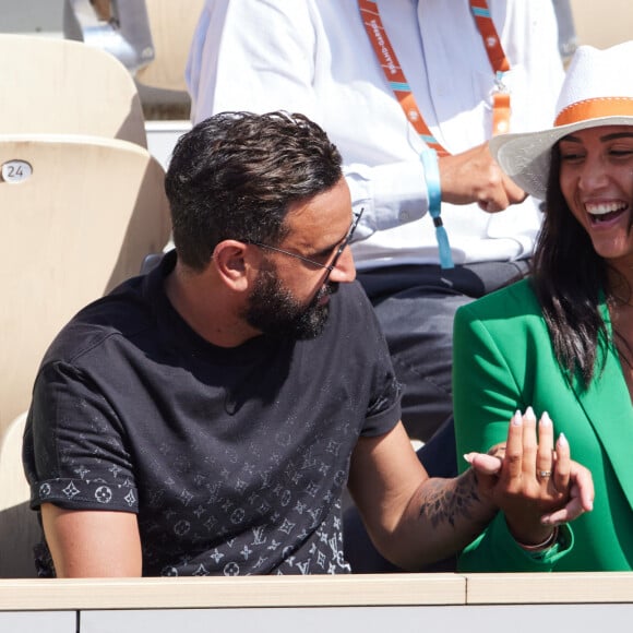 Cyril Hanouna et la joueuse de tennis française Lola Marandel en tribunes lors deuxième tour des Internationaux de France de tennis de Roland-Garros 2023 opposant Stanislas (Stan) Wawrinka à Thanasi Kokkinakis, à Paris, France, le 31 mai 2023. © Jacovides-Moreau/Bestimage