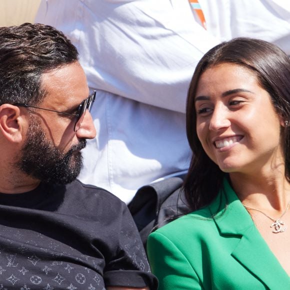 Cyril Hanouna et la joueuse de tennis Lola Marandel, que l'on vient de lui présenter, en tribunes lors deuxième tour des Internationaux de France de tennis de Roland-Garros 2023 © Jacovides-Moreau/Bestimage