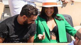 Cyril Hanouna aperçu en belle compagnie à Roland-Garros, qui est cette sublime brune qui a fait tourner toutes les têtes en tribunes ?
