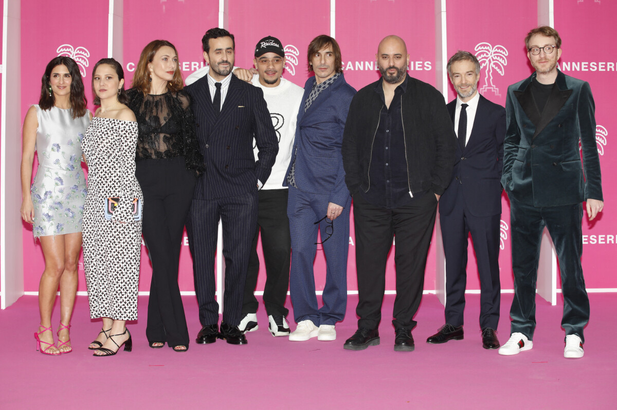 Photo : Géraldine Nakache, Jonathan Cohen, Laura Felpin, Natacha Lindinger,  Sébastien Chassagne, Mister V, Thomas Scimeca, Jérôme Commandeur et  Jonathan Lambert sur le pink carpet de la cérémonie de clôture de la