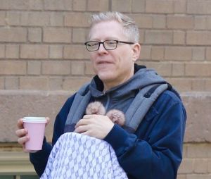 Exclusif - Première sortie en public avec leur bébé pour Anthony Rapp et son compagnon Ken Ithiphol à New York le 22 mars 2023. Anthony Rapp avait accusé Kevin Spacey d'agression sexuelle quand il avait 14 ans. 