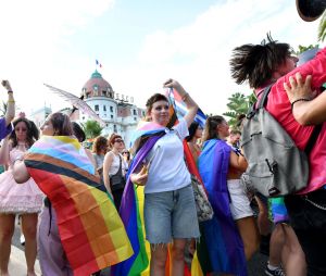 La Gay Pride de Nice 2022, alias "Pink Parade" a eu lieu sur la promenade des Anglais, le 23 juillet 2022. La marche des fiertés LGBT de Nice (ex Gay Pride), s'est élancée depuis le jardin Albert 1er en passant devant le Negresco, un cortège festif téunissnt entre 8 à 10000 personnes. © Bruno Bebert/Bestimage 