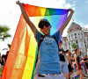 L'association GLAAD (pour Gay & Lesbian Alliance Against Defamation), qui s'intéresse autant à la défense des droits des personnes LGBTQ qu'à leur visibilité dans les médias, s'est interrogée elle aussi.
La Gay Pride de Nice 2022, alias "Pink Parade" a eu lieu sur la promenade des Anglais, le 23 juillet 2022. La marche des fiertés LGBT de Nice (ex Gay Pride), s'est élancée depuis le jardin Albert 1er en passant devant le Negresco, un cortège festif téunissnt entre 8 à 10000 personnes. © Bruno Bebert/Bestimage 