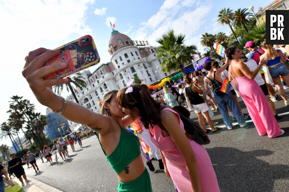 La Gay Pride de Nice 2022, alias "Pink Parade" a eu lieu sur la promenade des Anglais, le 23 juillet 2022. La marche des fiertés LGBT de Nice (ex Gay Pride), s'est élancée depuis le jardin Albert 1er en passant devant le Negresco, un cortège festif téunissnt entre 8 à 10000 personnes. © Bruno Bebert/Bestimage 