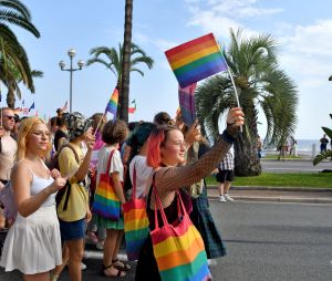 La Gay Pride de Nice 2022, alias "Pink Parade" a eu lieu sur la promenade des Anglais, le 23 juillet 2022. La marche des fiertés LGBT de Nice (ex Gay Pride), s'est élancée depuis le jardin Albert 1er en passant devant le Negresco, un cortège festif téunissnt entre 8 à 10000 personnes. © Bruno Bebert/Bestimage 