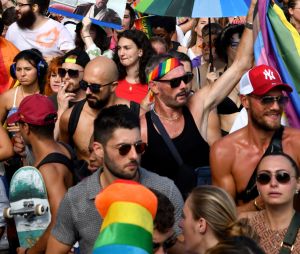 "La rhétorique anti-LGBTQ sur les réseaux sociaux se traduit par des violences dans le monde réel. Les discours de haine et la désinformation anti-LGBTQ constituent toujours un problème alarmant de sécurité publique", déplore encore le rapport.
La Gay Pride de Nice 2022, alias "Pink Parade" a eu lieu sur la promenade des Anglais, le 23 juillet 2022. La marche des fiertés LGBT de Nice (ex Gay Pride), s'est élancée depuis le jardin Albert 1er en passant devant le Negresco, un cortège festif téunissnt entre 8 à 10000 personnes. © Bruno Bebert/Bestimage 