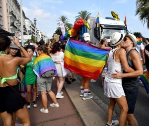 La Gay Pride de Nice 2022, alias "Pink Parade" a eu lieu sur la promenade des Anglais, le 23 juillet 2022. La marche des fiertés LGBT de Nice (ex Gay Pride), s'est élancée depuis le jardin Albert 1er en passant devant le Negresco, un cortège festif téunissnt entre 8 à 10000 personnes. © Bruno Bebert/Bestimage 