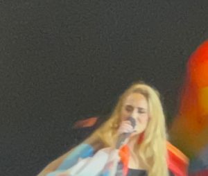 Adèle donne un concert à Hyde Park, en marge de la London Pride Parade, un drapeau aux couleurs LGBT sur les épaules. Le 2 juillet 2022. 