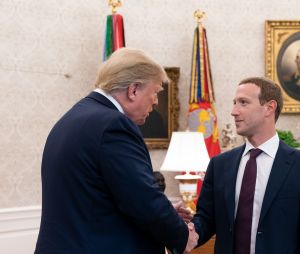 Facebook suspend Donald Trump pour deux ans - Le président Donald Trump reçoit Mark Zuckerberg dans le bureau ovale à la Maison Blanche à Washington le 19 septembre 2019. 