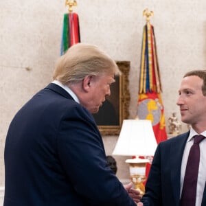 Facebook suspend Donald Trump pour deux ans - Le président Donald Trump reçoit Mark Zuckerberg dans le bureau ovale à la Maison Blanche à Washington le 19 septembre 2019. 