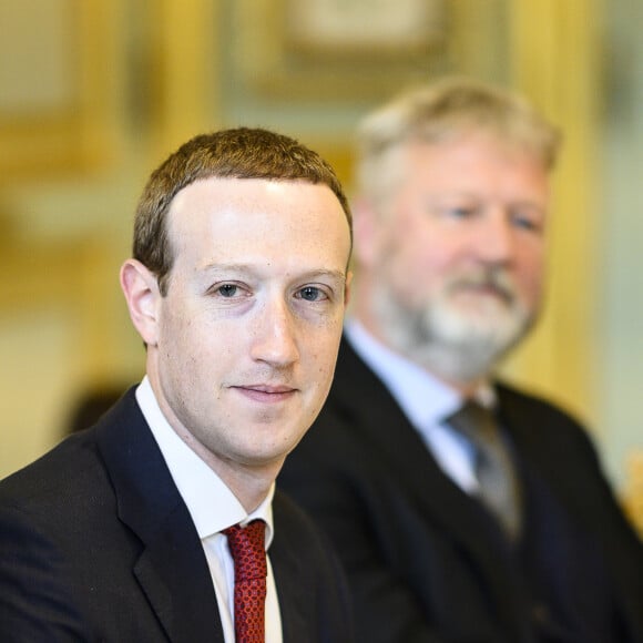 Info - Mark Zuckerberg bientôt papa pour la troisième fois d'une petite fille - Le président Emmanuel Macron lors d'un entretien avec Mark Zuckerberg, le PDG de Facebook au palais de l'Elysée à Paris le 10 mai 2019. © Eliot Blondet / Pool / Bestimage 