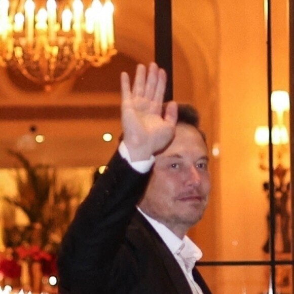Exclusif - Elon Musk regagne son hôtel après une soirée à la Bibliothèque nationale de Paris vers 23 heures, à Paris, France, le 16 juin 2023. 