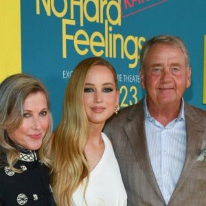 Jennifer Lawrence et ses parents Karen Lawrence et Gary Lawrence - Première du film "No Hard Feelings" à New York, le 20 juin 2023. 