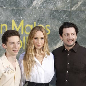 Andrew Feldman, Jennifer Lawrence et le réalisateur Gene Stupnitsky - Photocall du film "Le Challenge" à Madrid, le 14 juin 2023. Sa sortie en salles est prévue en France, le 21 juin 2023. 