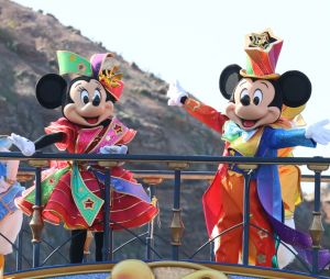Disneyland : une révolution en approche pour les rencontres avec les personnages, et tout le monde sera gagnant
Le parc Disneyland fête son 40ème anniversaire à Tokyo à l'occasion de la parade "Disney Harmony in Color" présentée à la presse, le 10 avril 2023 à Urayasu, près de Tokyo.