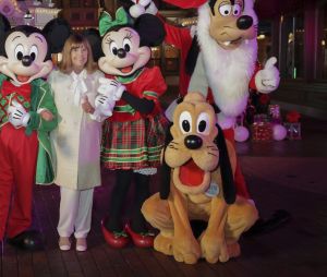 Exclusif - Daisy, Donald, Mickey, Chantal Goya, Minnie, Pluto, Dingo - Jour 3 - Tournage de l'émission "Nuit magique dans le monde de Disney" à Disneyland Paris, diffusée le 27 décembre sur M6. Le 9 septembre 2022 © C.Moreau-J.Tribeca / Bestimage
