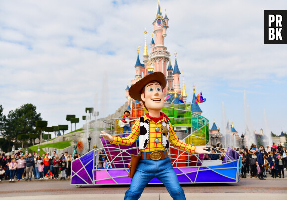 - People au 30ème anniversaire du parc d'attractions Disneyland Paris à Marne-la-Vallée le 5 mars 2022. © Disney via Bestimage  People at the 30th anniversary of the Disneyland Paris amusement park in Marne-la-Vallée on March 5, 2022.