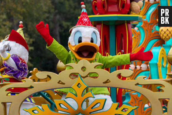 La nouvelle parade étincelante de Noël - Les célébrités fêtent Noël à Disneyland Paris en novembre 2021. La féérie de Noël brille de mille feux à Disneyland Paris ! Pour célébrer l’ouverture de la saison, plusieurs célébrités se sont retrouvées au Parc pour découvrir les festivités les plus magiques d’Europe et rencontrer les Personnages Disney dans leur plus beaux habits de Noël. © Disney via Bestimage