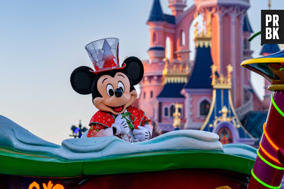 La nouvelle parade étincelante de Noël - Les célébrités fêtent Noël à Disneyland Paris en novembre 2021. La féérie de Noël brille de mille feux à Disneyland Paris ! Pour célébrer l’ouverture de la saison, plusieurs célébrités se sont retrouvées au Parc pour découvrir les festivités les plus magiques d’Europe et rencontrer les Personnages Disney dans leur plus beaux habits de Noël. © Disney via Bestimage