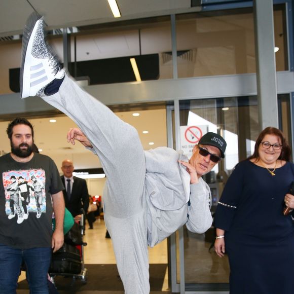 Jean-Claude Van Damme arrive à l'aéroport de Sydney, le 5 mars 2020. 