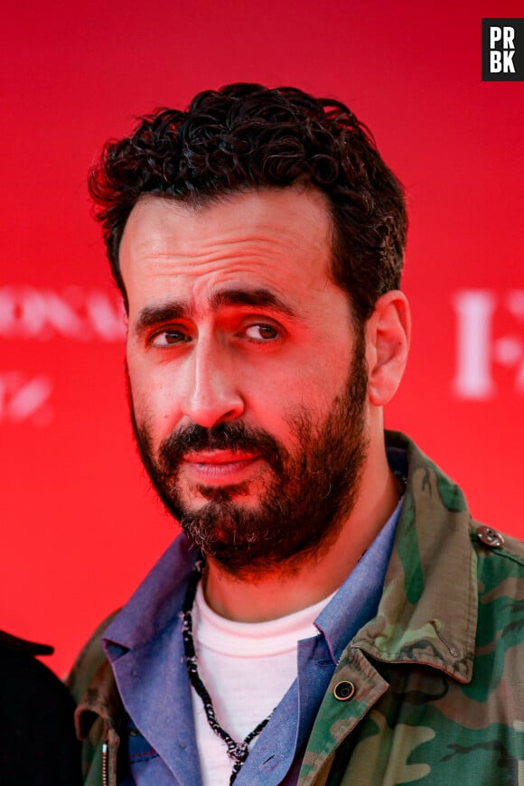 Jonathan Cohen sur le tapis rouge du photocall de la première du film "Une année difficile" lors du 1er Festival International du Film de Biarritz "Nouvelles vagues" à Biarritz, France, le 30 juin 2023. © Christophe de Prada/Bestimage