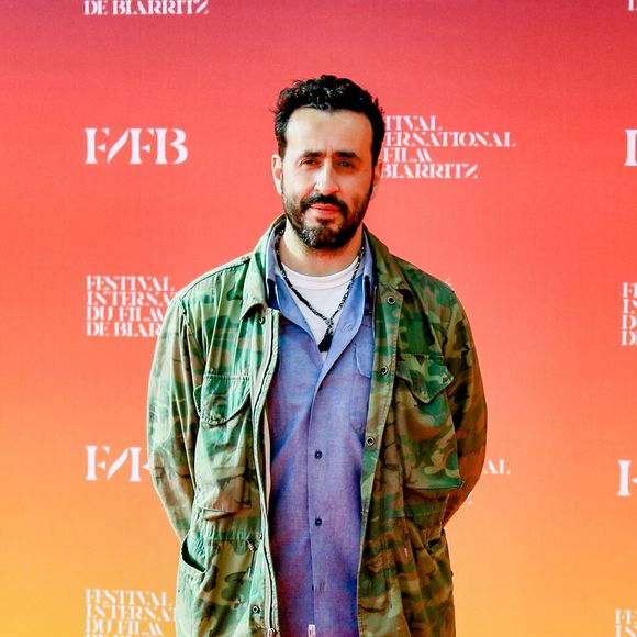 Jonathan Cohen sur le tapis rouge du photocall de la première du film "Une année difficile" lors du 1er Festival International du Film de Biarritz "Nouvelles vagues" à Biarritz, France, le 30 juin 2023. © Christophe de Prada/Bestimage